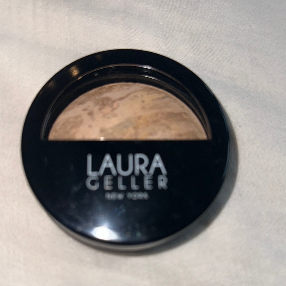 Laura Geller Baked Balance -N- Glow Illuminating Foundation Medium